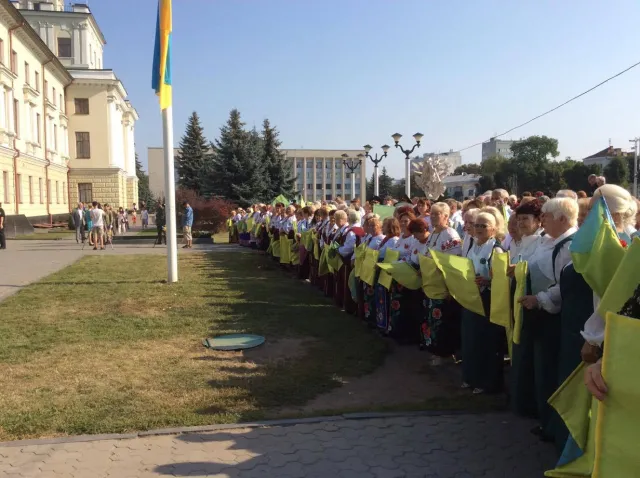 В Хмельницком торжественно подняли Государственный Флаг Украины на Майдане Независимости — фото 4