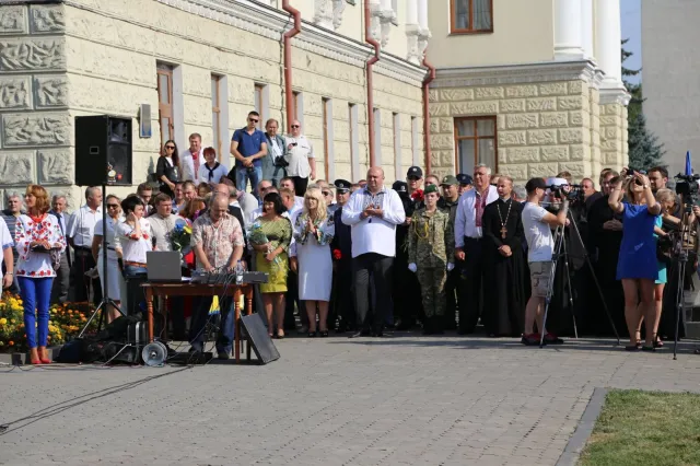 В Хмельницком торжественно подняли Государственный Флаг Украины на Майдане Независимости — фото 12
