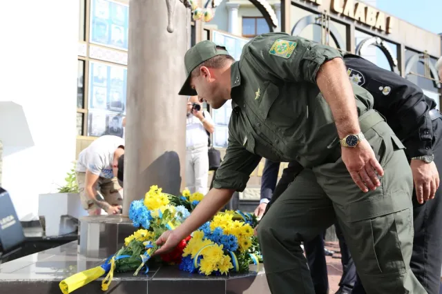 В Хмельницком торжественно подняли Государственный Флаг Украины на Майдане Независимости — фото 13