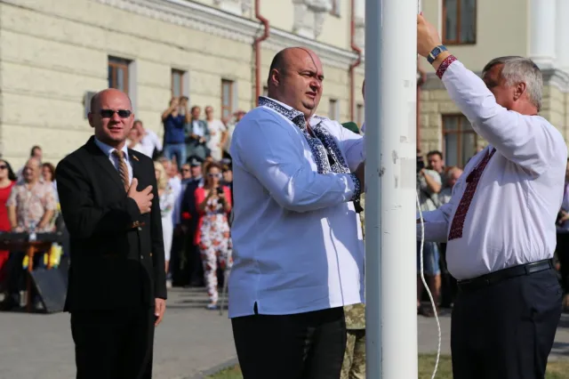 В Хмельницком торжественно подняли Государственный Флаг Украины на Майдане Независимости — фото 14