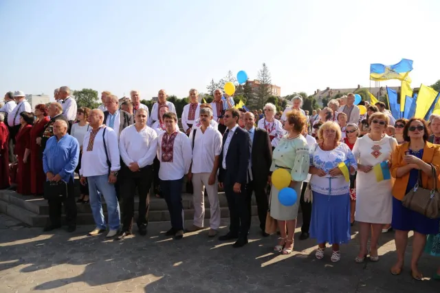 В Хмельницком торжественно подняли Государственный Флаг Украины на Майдане Независимости — фото 16