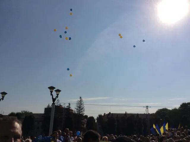 В Хмельницком торжественно подняли Государственный Флаг Украины на Майдане Независимости — фото 5