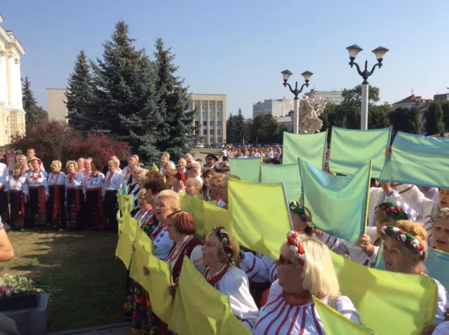 В Хмельницком торжественно подняли Государственный Флаг Украины на Майдане Независимости — фото 6