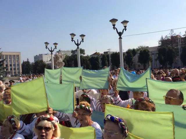 В Хмельницком торжественно подняли Государственный Флаг Украины на Майдане Независимости — фото 7