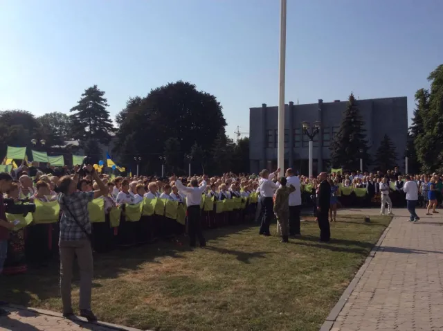 В Хмельницком торжественно подняли Государственный Флаг Украины на Майдане Независимости — фото 8