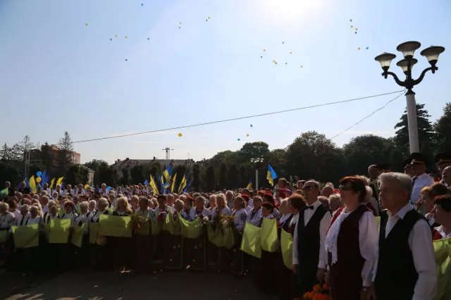 В Хмельницком торжественно подняли Государственный Флаг Украины на Майдане Независимости — фото 10