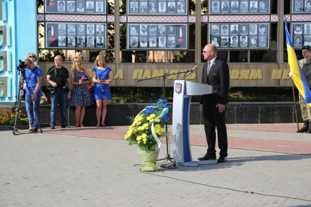 В Хмельницком торжественно подняли Государственный Флаг Украины на Майдане Независимости — фото 11