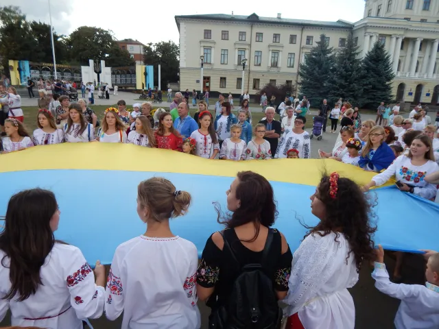 На День Незалежності хмельничани сформували величезний «живий» тризуб — фото 3