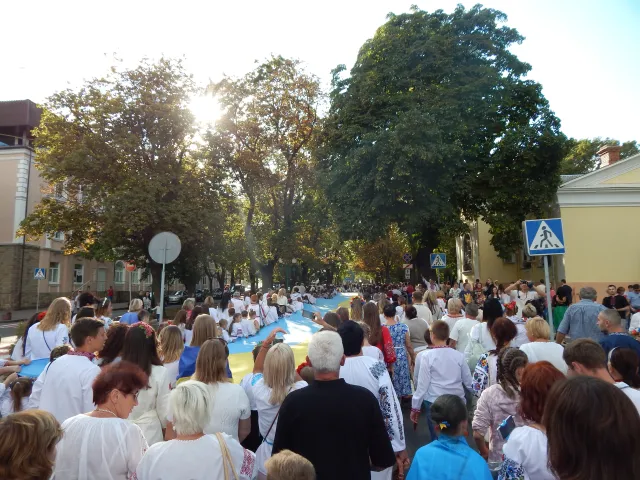 На День Незалежності хмельничани сформували величезний «живий» тризуб — фото 13