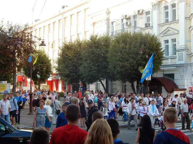 На День Незалежності хмельничани сформували величезний «живий» тризуб — фото 14