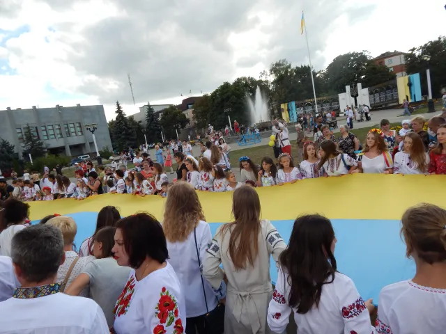 На День Незалежності хмельничани сформували величезний «живий» тризуб — фото 4