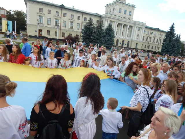 На День Незалежності хмельничани сформували величезний «живий» тризуб — фото 5