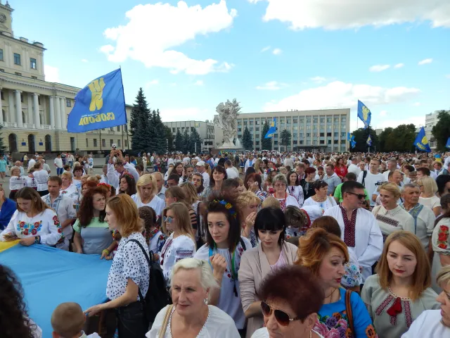 На День Незалежності хмельничани сформували величезний «живий» тризуб — фото 7