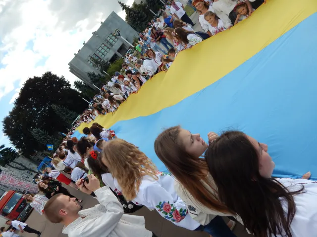 На День Незалежності хмельничани сформували величезний «живий» тризуб — фото 10