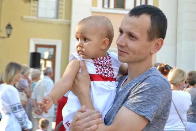 В Каменце-Подольском несколько тысяч граждан приняли участие в параде вышиванок — фото 1
