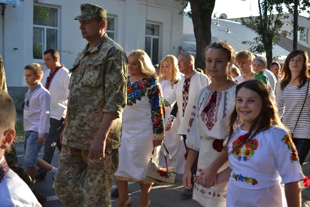 В Каменце-Подольском несколько тысяч граждан приняли участие в параде вышиванок — фото 11