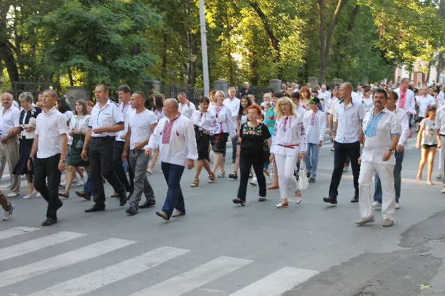 В Каменце-Подольском несколько тысяч граждан приняли участие в параде вышиванок — фото 12