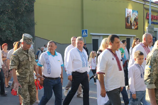 В Каменце-Подольском несколько тысяч граждан приняли участие в параде вышиванок — фото 14