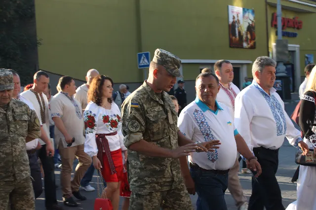 В Каменце-Подольском несколько тысяч граждан приняли участие в параде вышиванок — фото 15
