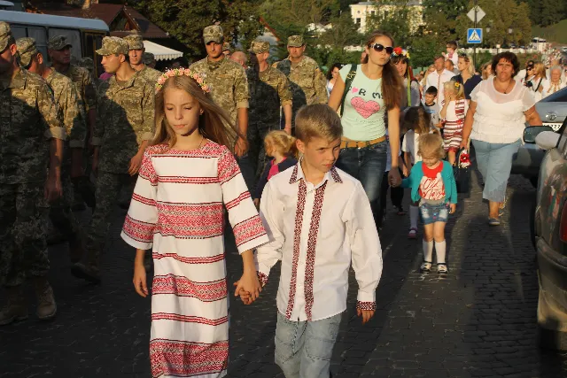 В Каменце-Подольском несколько тысяч граждан приняли участие в параде вышиванок — фото 19