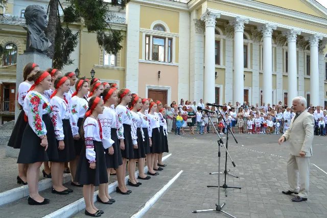 В Каменце-Подольском несколько тысяч граждан приняли участие в параде вышиванок — фото 6