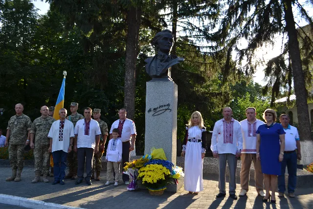 В Каменце-Подольском несколько тысяч граждан приняли участие в параде вышиванок — фото 8