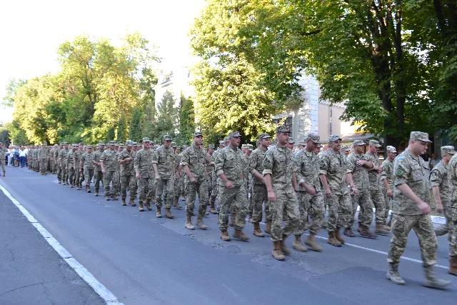 В Каменце-Подольском несколько тысяч граждан приняли участие в параде вышиванок — фото 9