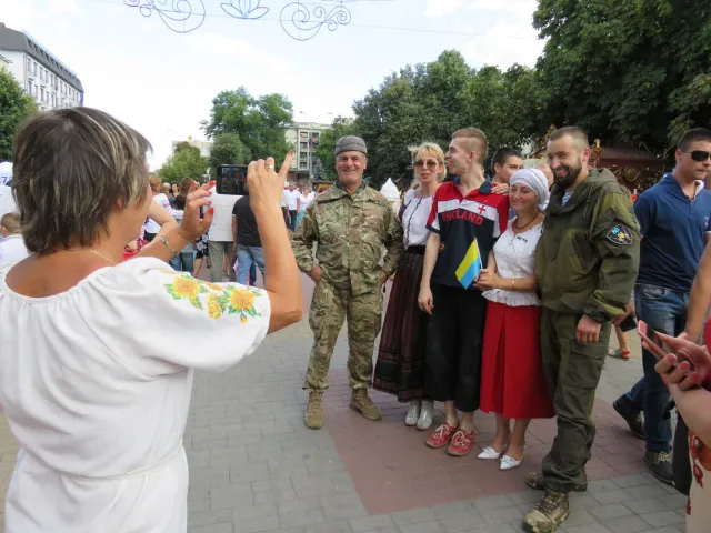 В Хмельницком ко Дню Независимости дети изготовили открытки для участников АТО — фото 4