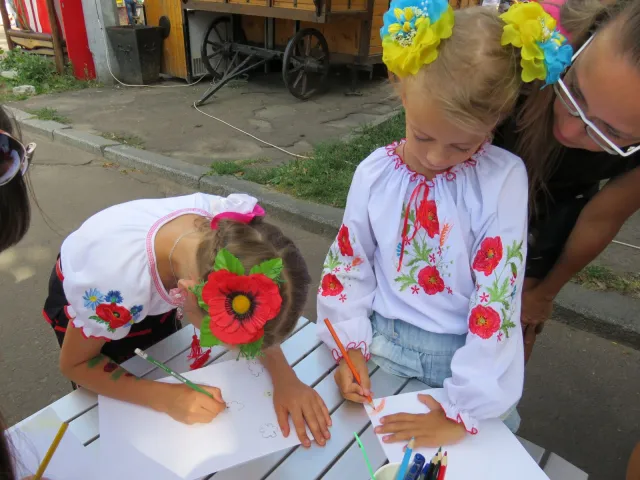 В Хмельницком ко Дню Независимости дети изготовили открытки для участников АТО — фото 5
