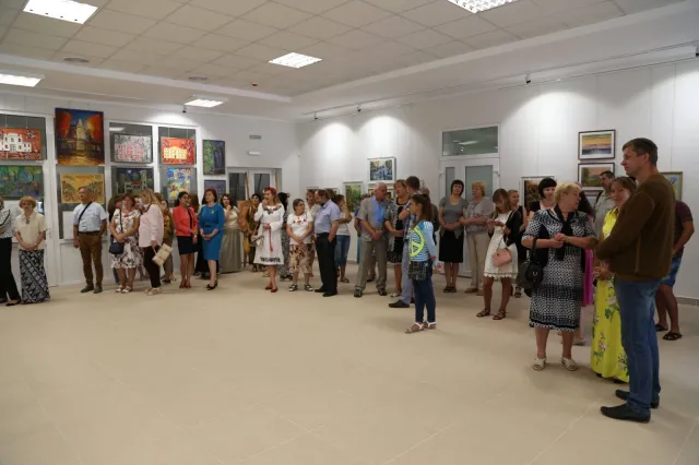 У місті урочисто відкрили виставкову залу Хмельницької дитячої школи образотворчого та декоративно-прикладного мистецтва — фото 2
