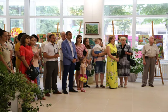 У місті урочисто відкрили виставкову залу Хмельницької дитячої школи образотворчого та декоративно-прикладного мистецтва — фото 11