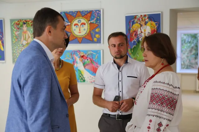 У місті урочисто відкрили виставкову залу Хмельницької дитячої школи образотворчого та декоративно-прикладного мистецтва — фото 13