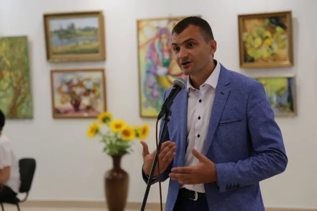 У місті урочисто відкрили виставкову залу Хмельницької дитячої школи образотворчого та декоративно-прикладного мистецтва — фото 4