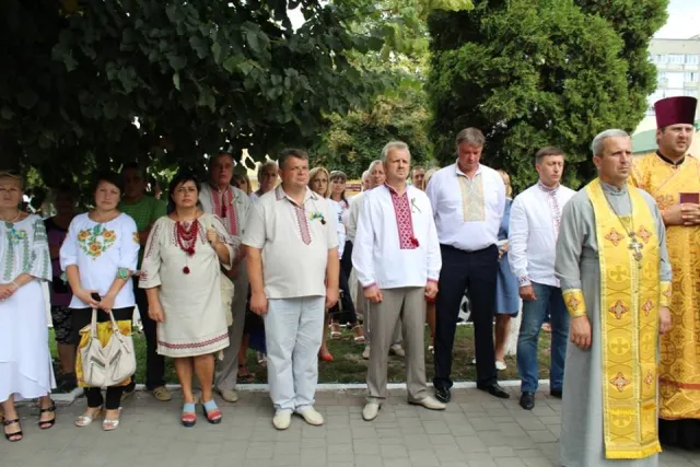 У Волочиську відкрили та освятили стелу Героям Небесної Сотні — фото 2