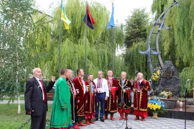 У Волочиську відкрили та освятили стелу Героям Небесної Сотні — фото 3