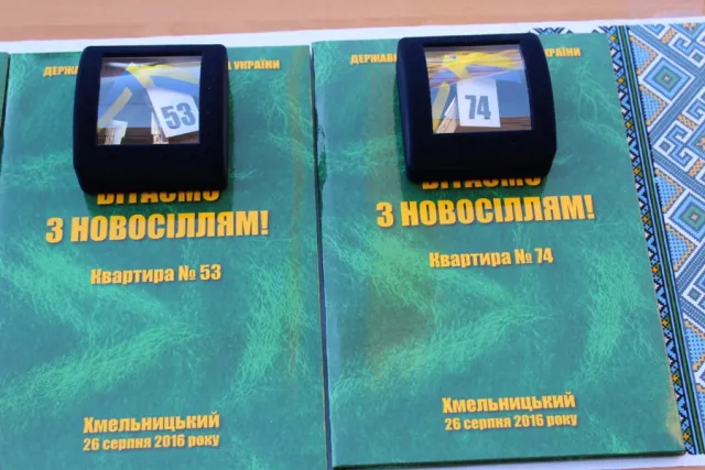 В городе вручили ключи от квартир 32 семьям пограничников — фото 1