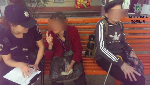В Хмельницком супругов пенсионеров разбило окно в маршрутке, потому что водитель не хотел их перевозить — фото 1