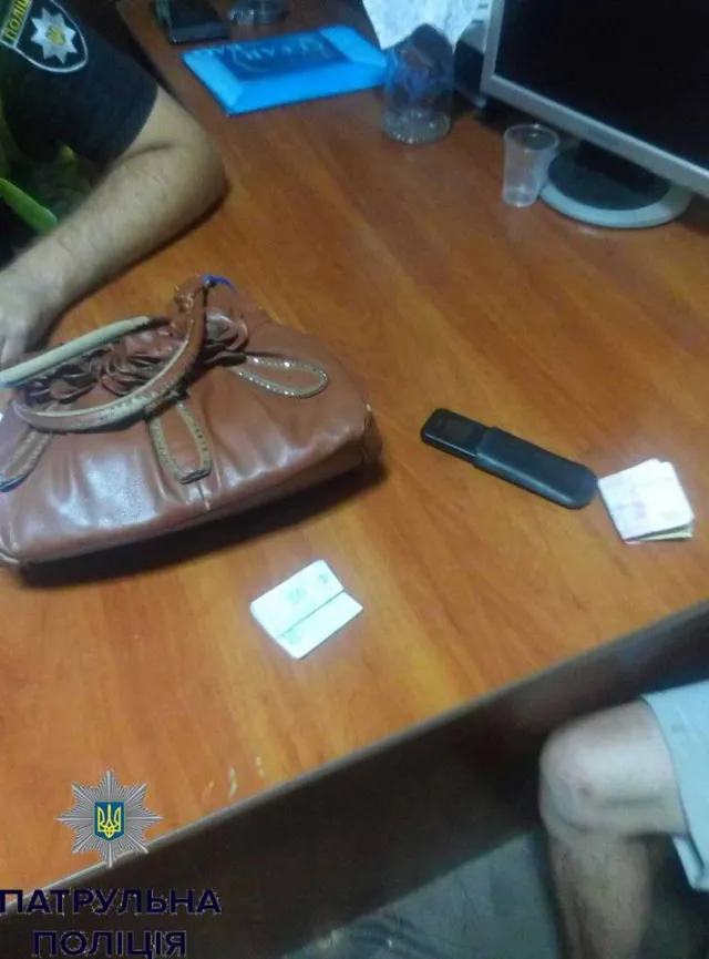 Полиция задержала мужчину, который в подъезде украл женскую сумочку — фото 2