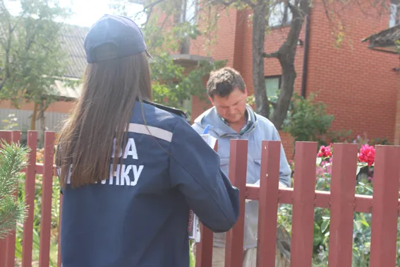 В Хмельницькому рятувальники провели профілактичну роботу серед населення щодо спалювання сміття та сухої трави — фото 2