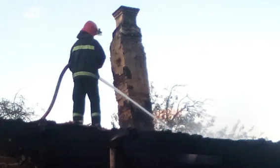 В Ізяславському районі через коротке замикання електромережі загорівся будинок — фото 1