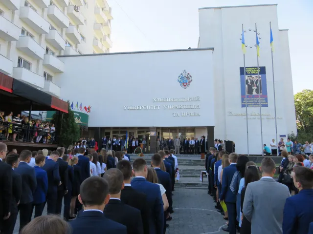 В учебных заведениях Хмельницкого прозвучал первый звонок для школьников, студентов и педагогов — фото 1