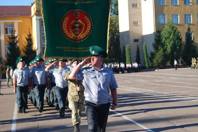 В учебных заведениях Хмельницкого прозвучал первый звонок для школьников, студентов и педагогов — фото 13