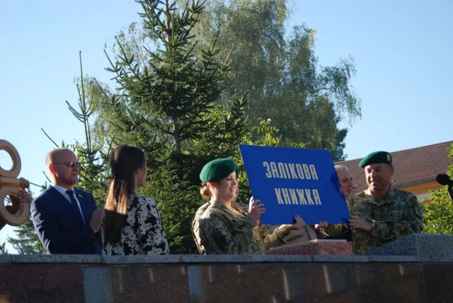 В учебных заведениях Хмельницкого прозвучал первый звонок для школьников, студентов и педагогов — фото 14
