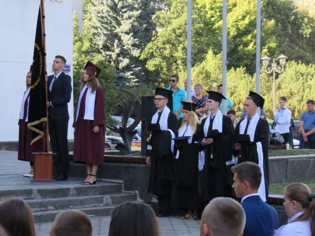 В учебных заведениях Хмельницкого прозвучал первый звонок для школьников, студентов и педагогов — фото 3