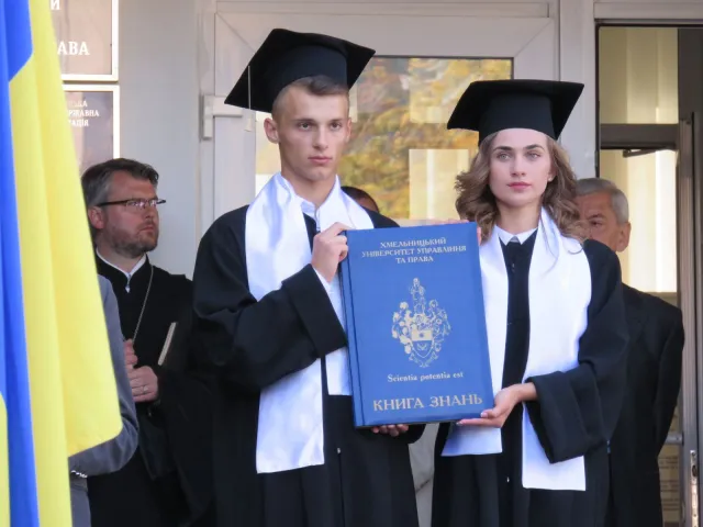 В учебных заведениях Хмельницкого прозвучал первый звонок для школьников, студентов и педагогов — фото 7
