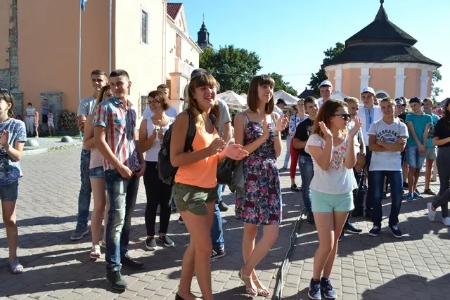 У Кам'янці-Подільському учасники «Студентської республіки» влаштували флешмоб із фарбами холі — фото 1