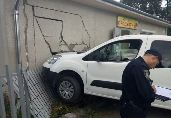 У Хмельницькому 66-річна жінка на автомобілі «Citroen» в'їхала в продуктовий магазин — фото 2