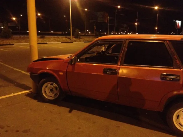 Біля «Оазису» автомобіль «ВАЗ» врізався в електроопору. Потерпіла 17-річна дівчина — фото 1