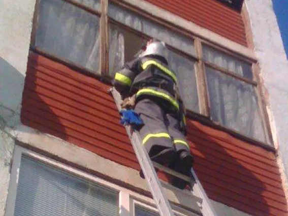 В Староконстантинове спасатели открыли дверь квартиры, в которой остался 3-летний ребенок — фото 1