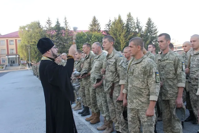 З Кам'янця-Подільського в зону АТО вирушили 40 військовослужбовців — фото 5